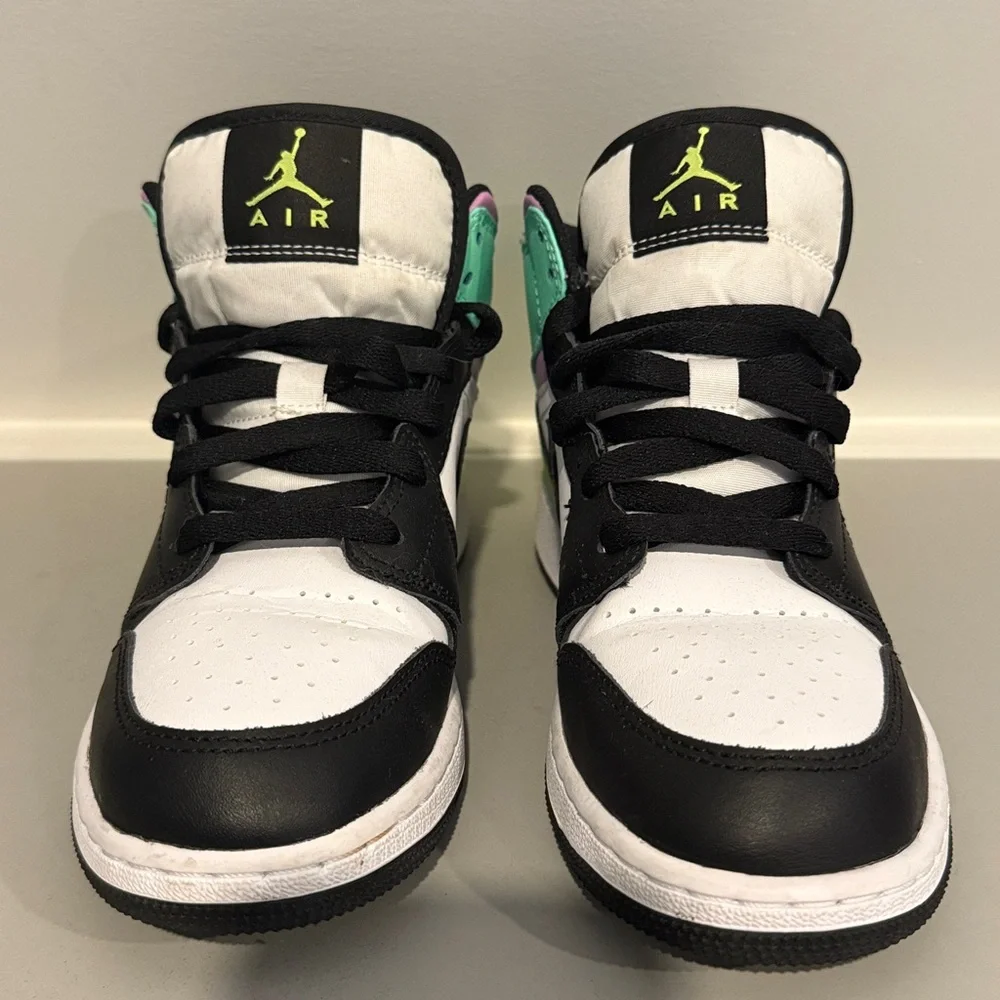 Jordan Kids Sneakers in Pastel and Black - Picture 2 of 7